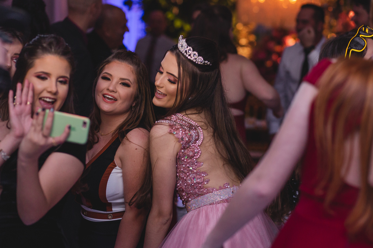 Festa de 15 anos, Debutante Eduarda Magnus - Adrielle Peres Fotografia especializados em Quinze anos Tres Cachoeiras/RS - Criciúma, Ararangua, Arroio Sal, Sombrio, Porto Alegre, Gramado, Serra Gaúcha, Praia, família, dança,  book 15, decoração, vestido