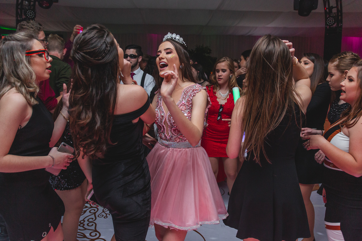 Festa de 15 anos, Debutante Eduarda Magnus - Adrielle Peres Fotografia especializados em Quinze anos Tres Cachoeiras/RS - Criciúma, Ararangua, Arroio Sal, Sombrio, Porto Alegre, Gramado, Serra Gaúcha, Praia, família, dança,  book 15, decoração, vestido