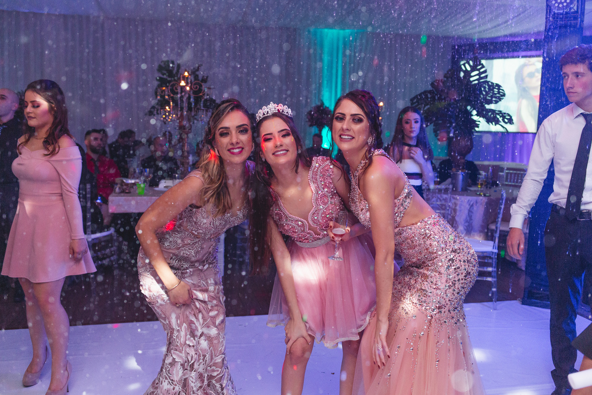 Festa de 15 anos, Debutante Eduarda Magnus - Adrielle Peres Fotografia especializados em Quinze anos Tres Cachoeiras/RS - Criciúma, Ararangua, Arroio Sal, Sombrio, Porto Alegre, Gramado, Serra Gaúcha, Praia, família, dança,  book 15, decoração, vestido