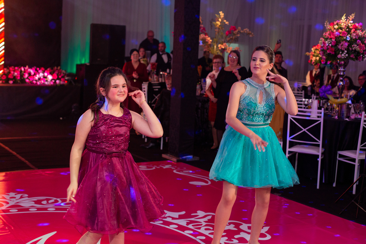 Festa de 15 anos - Debutante Mariane Raupp - Salão Paroquial - Festa dos sonhos - Adrielle Peres Fotografia especializados em Quinze anos em  Torres/RS - Criciúma, Ararangua Porto Alegre, Gramado, Serra Gaúcha, Praia Grande, ensaio, book dos 15, 