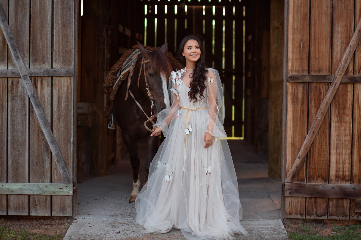 Natureza, cavalo, campo, fazenda, vestido. Fotografia de 15 anos, inspirações, book dos quinze, fotos em estúdio. Torres/Rs. Araranguá/SC. Sombrio, Criciúma, Forquilhinhas, Três Cachoeiras, Terra de Areia, Porto Alegre, Gramado, Canela, Serra Gaúcha