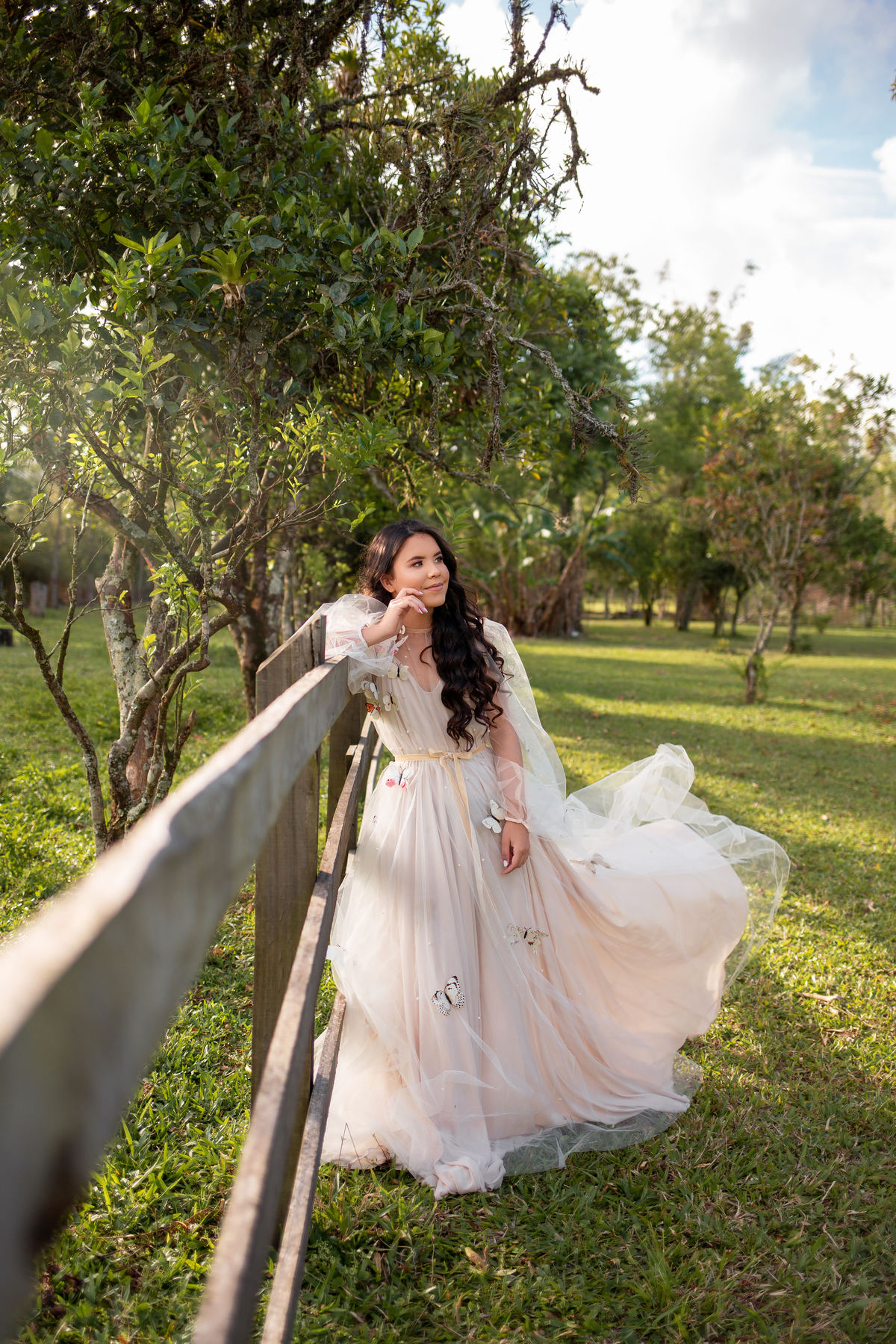 Natureza, cavalo, campo, fazenda, vestido. Fotografia de 15 anos, inspirações, book dos quinze, fotos em estúdio. Torres/Rs. Araranguá/SC. Sombrio, Criciúma, Forquilhinhas, Três Cachoeiras, Terra de Areia, Porto Alegre, Gramado, Canela, Serra Gaúcha