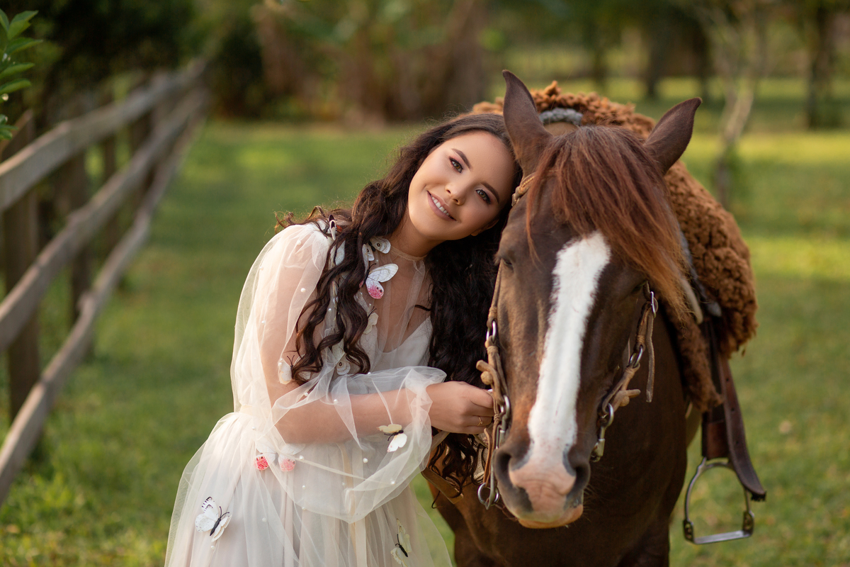 Natureza, cavalo, campo, fazenda, vestido. Fotografia de 15 anos, inspirações, book dos quinze, fotos em estúdio. Torres/Rs. Araranguá/SC. Sombrio, Criciúma, Forquilhinhas, Três Cachoeiras, Terra de Areia, Porto Alegre, Gramado, Canela, Serra Gaúcha