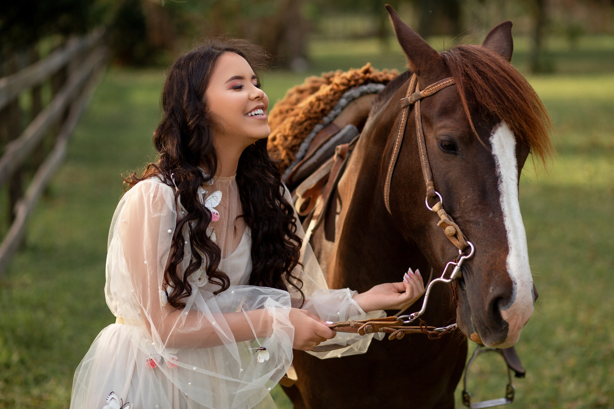 Natureza, cavalo, campo, fazenda, vestido. Fotografia de 15 anos, inspirações, book dos quinze, fotos em estúdio. Torres/Rs. Araranguá/SC. Sombrio, Criciúma, Forquilhinhas, Três Cachoeiras, Terra de Areia, Porto Alegre, Gramado, Canela, Serra Gaúcha
