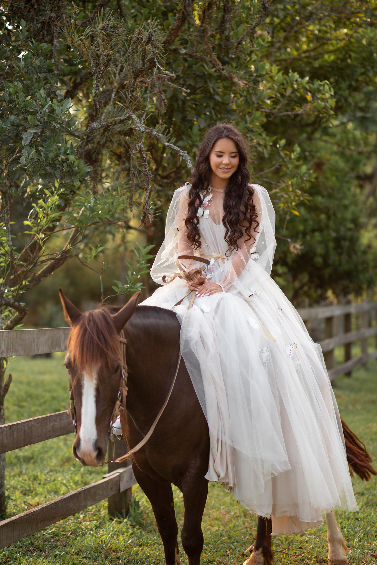 Natureza, cavalo, campo, fazenda, vestido. Fotografia de 15 anos, inspirações, book dos quinze, fotos em estúdio. Torres/Rs. Araranguá/SC. Sombrio, Criciúma, Forquilhinhas, Três Cachoeiras, Terra de Areia, Porto Alegre, Gramado, Canela, Serra Gaúcha