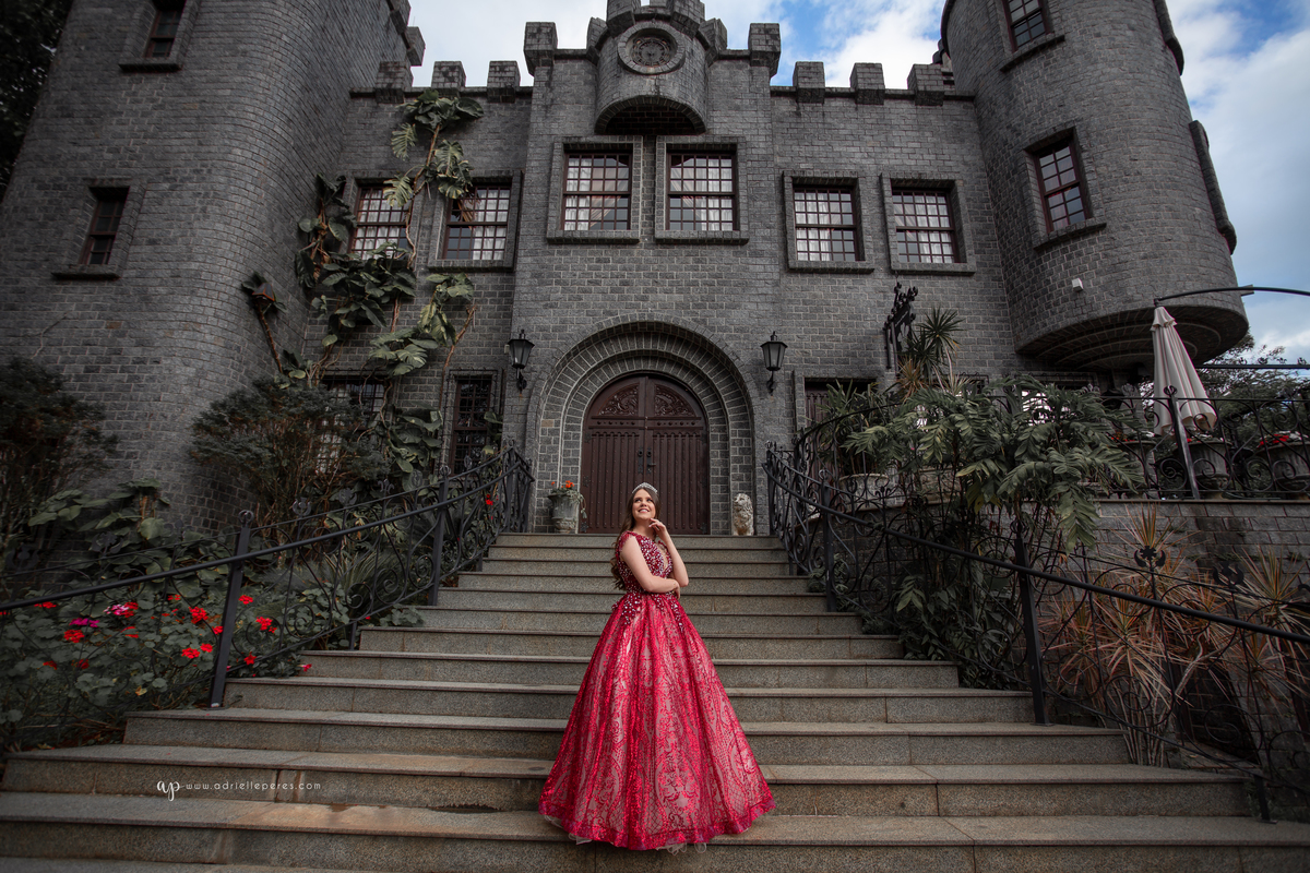 Fotografia de 15 anos, ideias criativas, inspirações, book dos quinze, castelo Britânico em Cocal do Sul, vestido de princesa vermelho, coroa. Araranguá/SC. Criciúma/SC. Forquilhinhas, Três Cachoeiras, Porto Alegre, Fotos em Gramado, Canela, Serra Gaúcha