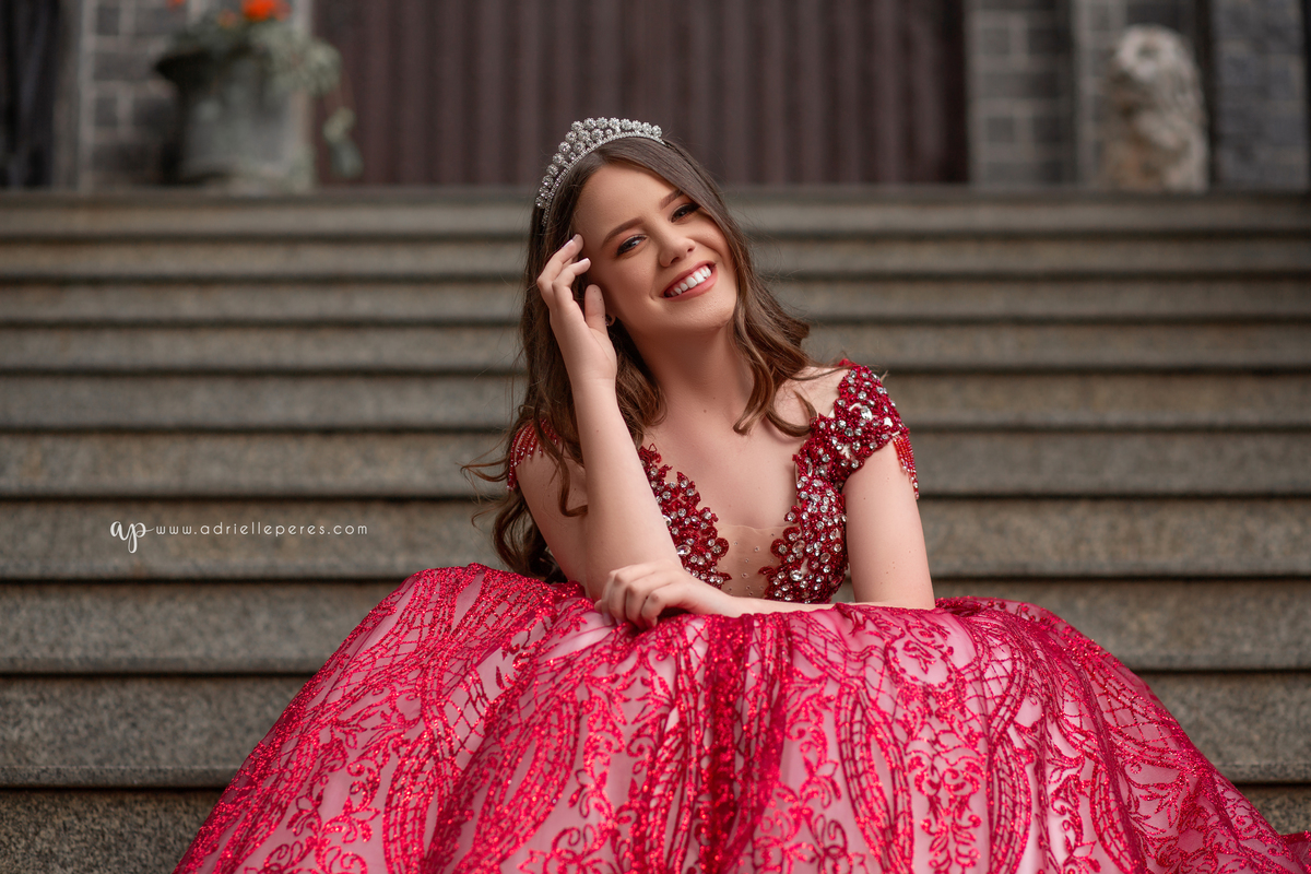 Fotografia de 15 anos, ideias criativas, inspirações, book dos quinze, castelo Britânico em Cocal do Sul, vestido de princesa vermelho, coroa. Araranguá/SC. Criciúma/SC. Forquilhinhas, Três Cachoeiras, Porto Alegre, Fotos em Gramado, Canela, Serra Gaúcha