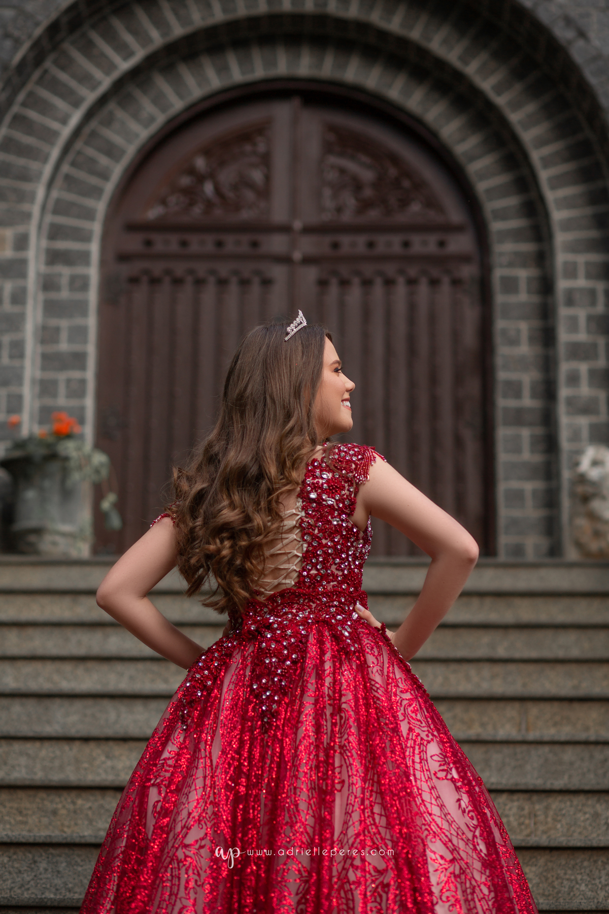 Fotografia de 15 anos, ideias criativas, inspirações, book dos quinze, castelo Britânico em Cocal do Sul, vestido de princesa vermelho, coroa. Araranguá/SC. Criciúma/SC. Forquilhinhas, Três Cachoeiras, Porto Alegre, Fotos em Gramado, Canela, Serra Gaúcha