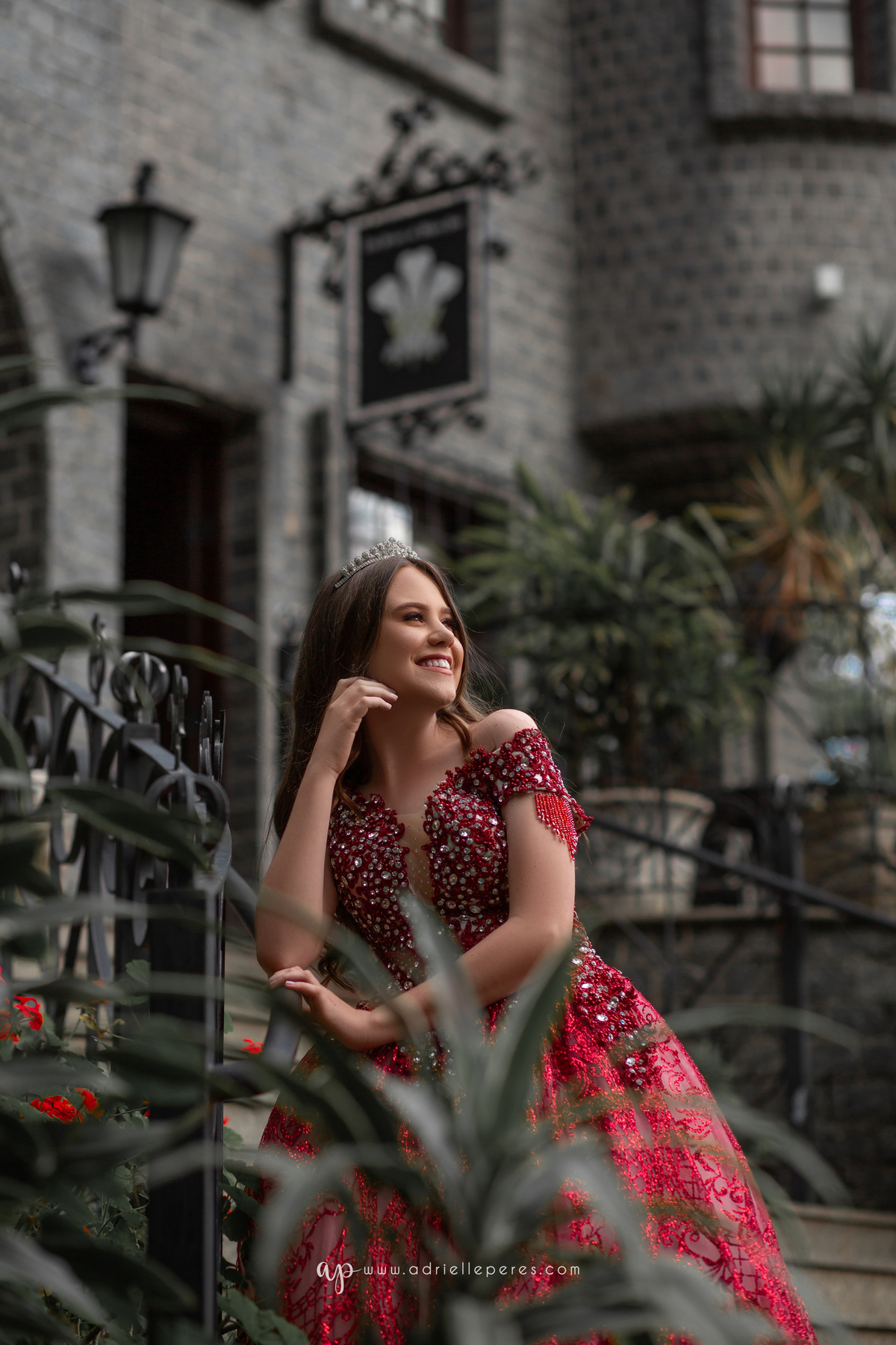 Fotografia de 15 anos, ideias criativas, inspirações, book dos quinze, castelo Britânico em Cocal do Sul, vestido de princesa vermelho, coroa. Araranguá/SC. Criciúma/SC. Forquilhinhas, Três Cachoeiras, Porto Alegre, Fotos em Gramado, Canela, Serra Gaúcha