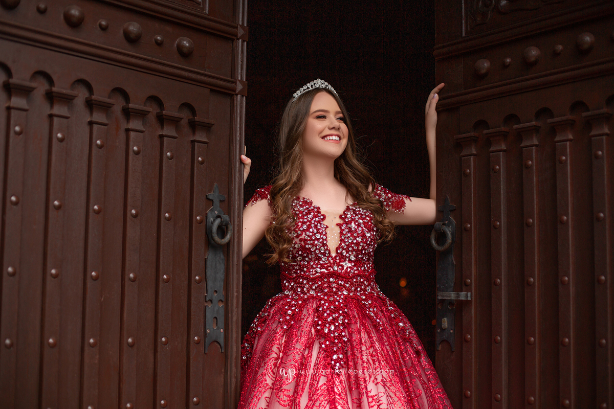 Fotografia de 15 anos, ideias criativas, inspirações, book dos quinze, castelo Britânico em Cocal do Sul, vestido de princesa vermelho, coroa. Araranguá/SC. Criciúma/SC. Forquilhinhas, Três Cachoeiras, Porto Alegre, Fotos em Gramado, Canela, Serra Gaúcha