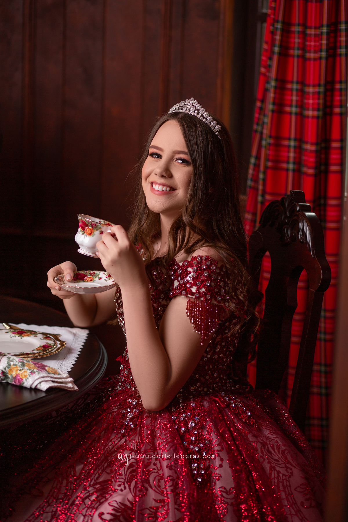 Fotografia de 15 anos, ideias criativas, inspirações, book dos quinze, castelo Britânico em Cocal do Sul, vestido de princesa vermelho, coroa. Araranguá/SC. Criciúma/SC. Forquilhinhas, Três Cachoeiras, Porto Alegre, Fotos em Gramado, Canela, Serra Gaúcha