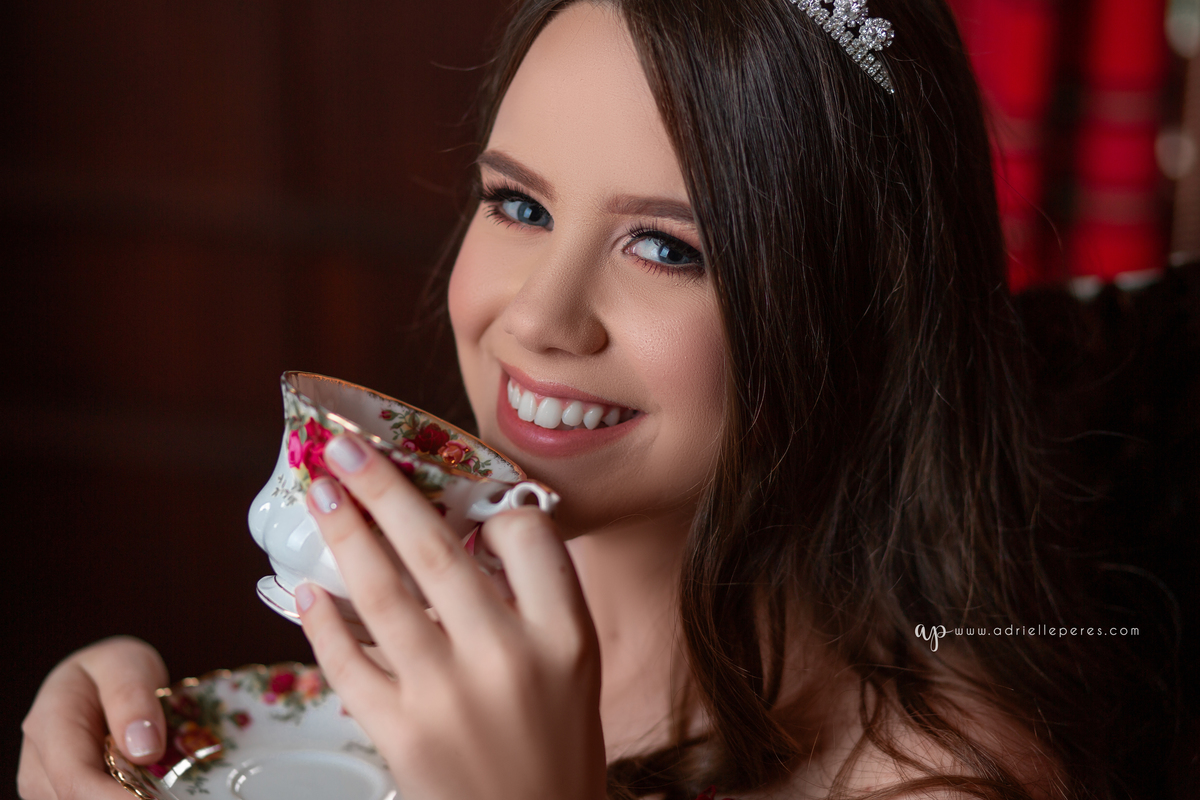 Fotografia de 15 anos, ideias criativas, inspirações, book dos quinze, castelo Britânico em Cocal do Sul, vestido de princesa vermelho, coroa. Araranguá/SC. Criciúma/SC. Forquilhinhas, Três Cachoeiras, Porto Alegre, Fotos em Gramado, Canela, Serra Gaúcha