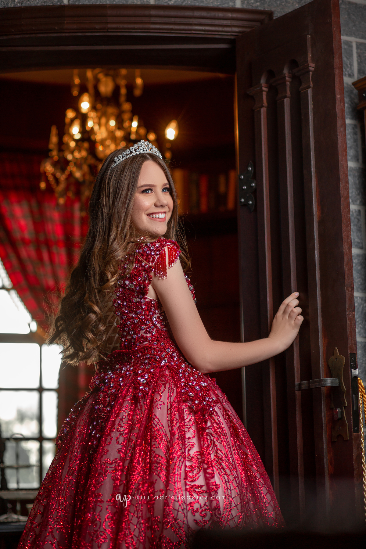 Fotografia de 15 anos, ideias criativas, inspirações, book dos quinze, castelo Britânico em Cocal do Sul, vestido de princesa vermelho, coroa. Araranguá/SC. Criciúma/SC. Forquilhinhas, Três Cachoeiras, Porto Alegre, Fotos em Gramado, Canela, Serra Gaúcha