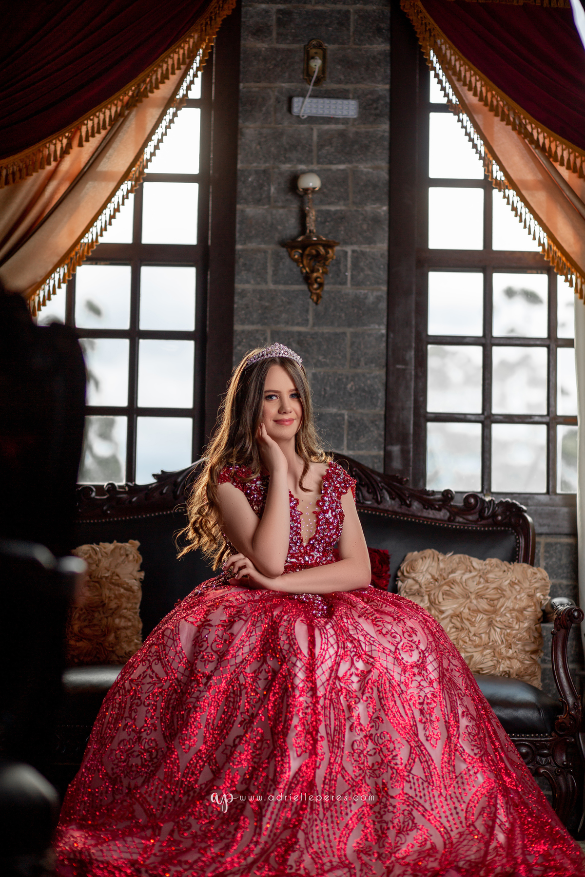 Fotografia de 15 anos, ideias criativas, inspirações, book dos quinze, castelo Britânico em Cocal do Sul, vestido de princesa vermelho, coroa. Araranguá/SC. Criciúma/SC. Forquilhinhas, Três Cachoeiras, Porto Alegre, Fotos em Gramado, Canela, Serra Gaúcha