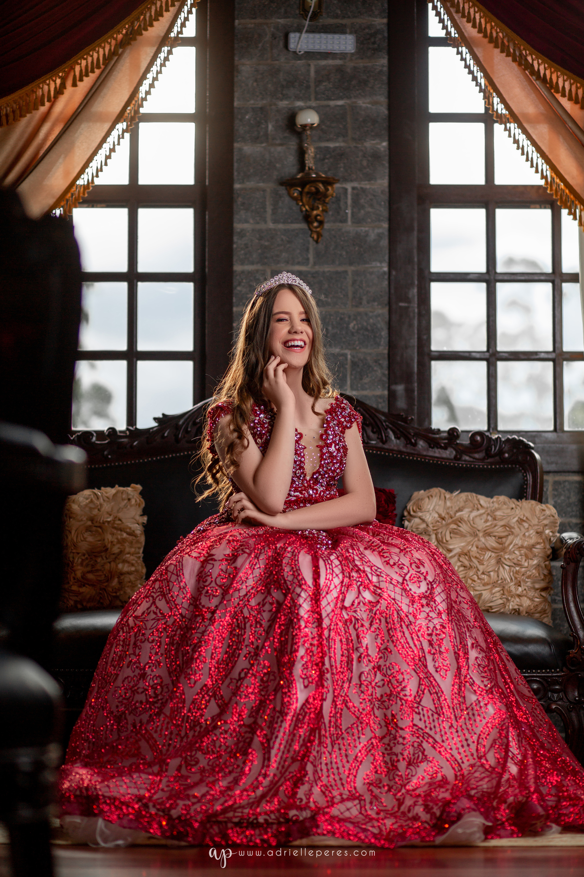 Fotografia de 15 anos, ideias criativas, inspirações, book dos quinze, castelo Britânico em Cocal do Sul, vestido de princesa vermelho, coroa. Araranguá/SC. Criciúma/SC. Forquilhinhas, Três Cachoeiras, Porto Alegre, Fotos em Gramado, Canela, Serra Gaúcha