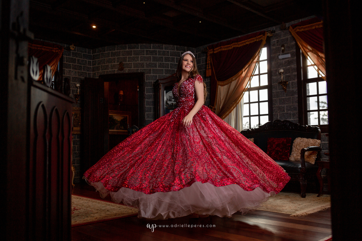 Fotografia de 15 anos, ideias criativas, inspirações, book dos quinze, castelo Britânico em Cocal do Sul, vestido de princesa vermelho, coroa. Araranguá/SC. Criciúma/SC. Forquilhinhas, Três Cachoeiras, Porto Alegre, Fotos em Gramado, Canela, Serra Gaúcha
