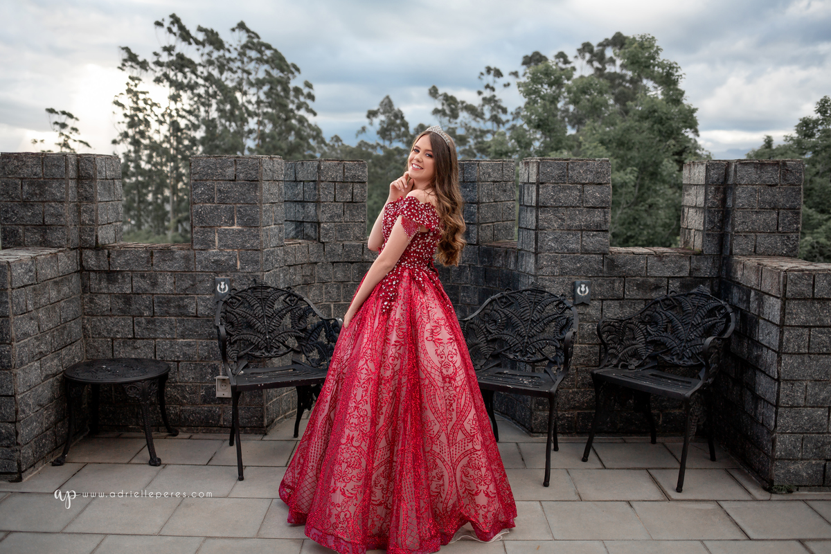 Fotografia de 15 anos, ideias criativas, inspirações, book dos quinze, castelo Britânico em Cocal do Sul, vestido de princesa vermelho, coroa. Araranguá/SC. Criciúma/SC. Forquilhinhas, Três Cachoeiras, Porto Alegre, Fotos em Gramado, Canela, Serra Gaúcha