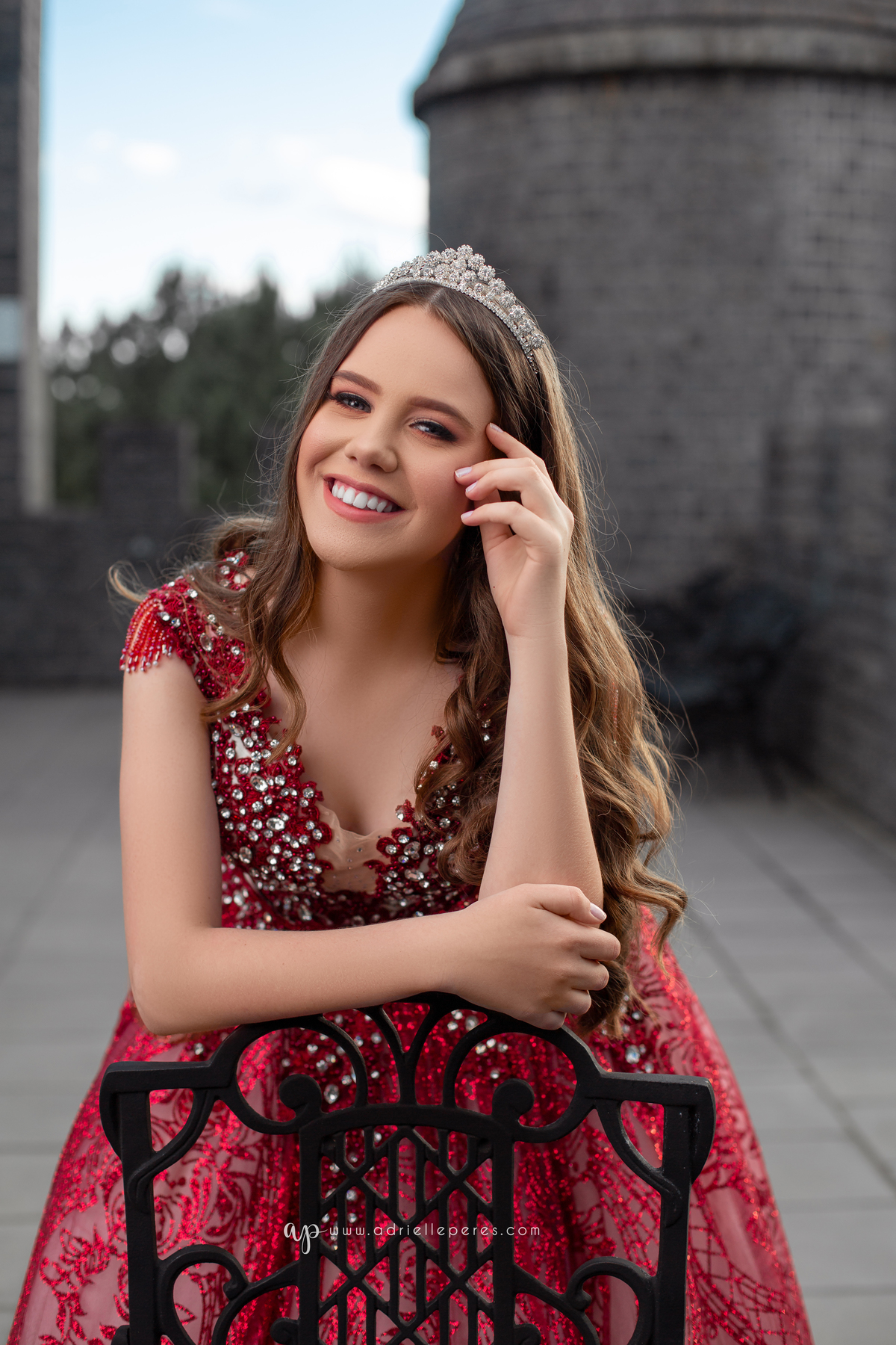 Fotografia de 15 anos, ideias criativas, inspirações, book dos quinze, castelo Britânico em Cocal do Sul, vestido de princesa vermelho, coroa. Araranguá/SC. Criciúma/SC. Forquilhinhas, Três Cachoeiras, Porto Alegre, Fotos em Gramado, Canela, Serra Gaúcha