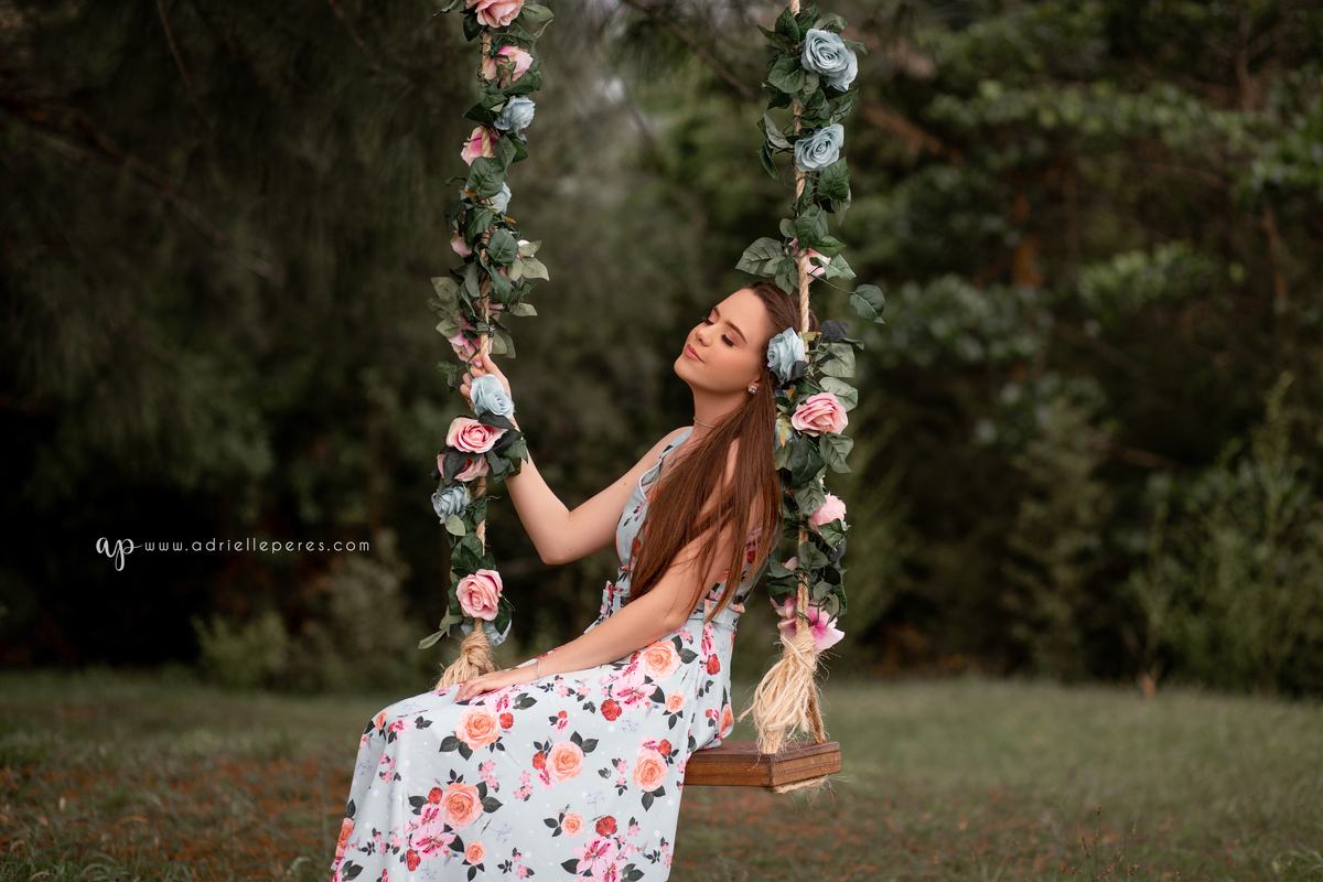 Fotografia de 15 anos, ideias criativas, inspirações, book dos quinze, balanço de flores. Praia de Torres/Rs. Araranguá/SC. Sombrio, Criciúma, Forquilhinhas, Três Cachoeiras, Terra de Areia, Porto Alegre, Fotos em Gramado, Canela, Serra Gaúcha