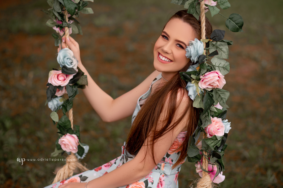 Fotografia de 15 anos, ideias criativas, inspirações, book dos quinze, balanço de flores. Praia de Torres/Rs. Araranguá/SC. Sombrio, Criciúma, Forquilhinhas, Três Cachoeiras, Terra de Areia, Porto Alegre, Fotos em Gramado, Canela, Serra Gaúcha