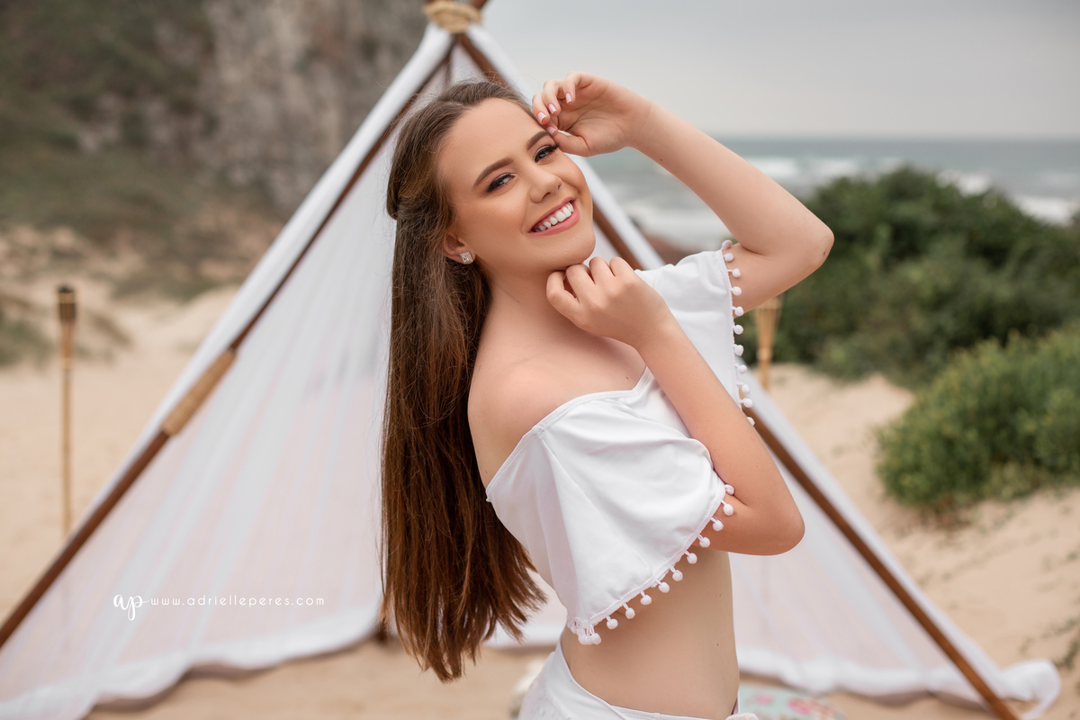 Fotografia de 15 anos, ideias criativas, inspirações, book dos quinze, tenda, maio, biquini branco. Praia de Torres/Rs. Araranguá/SC. Sombrio, Criciúma, Forquilhinhas, Três Cachoeiras, Terra de Areia, Porto Alegre, Fotos em Gramado, Canela, Serra Gaúcha
