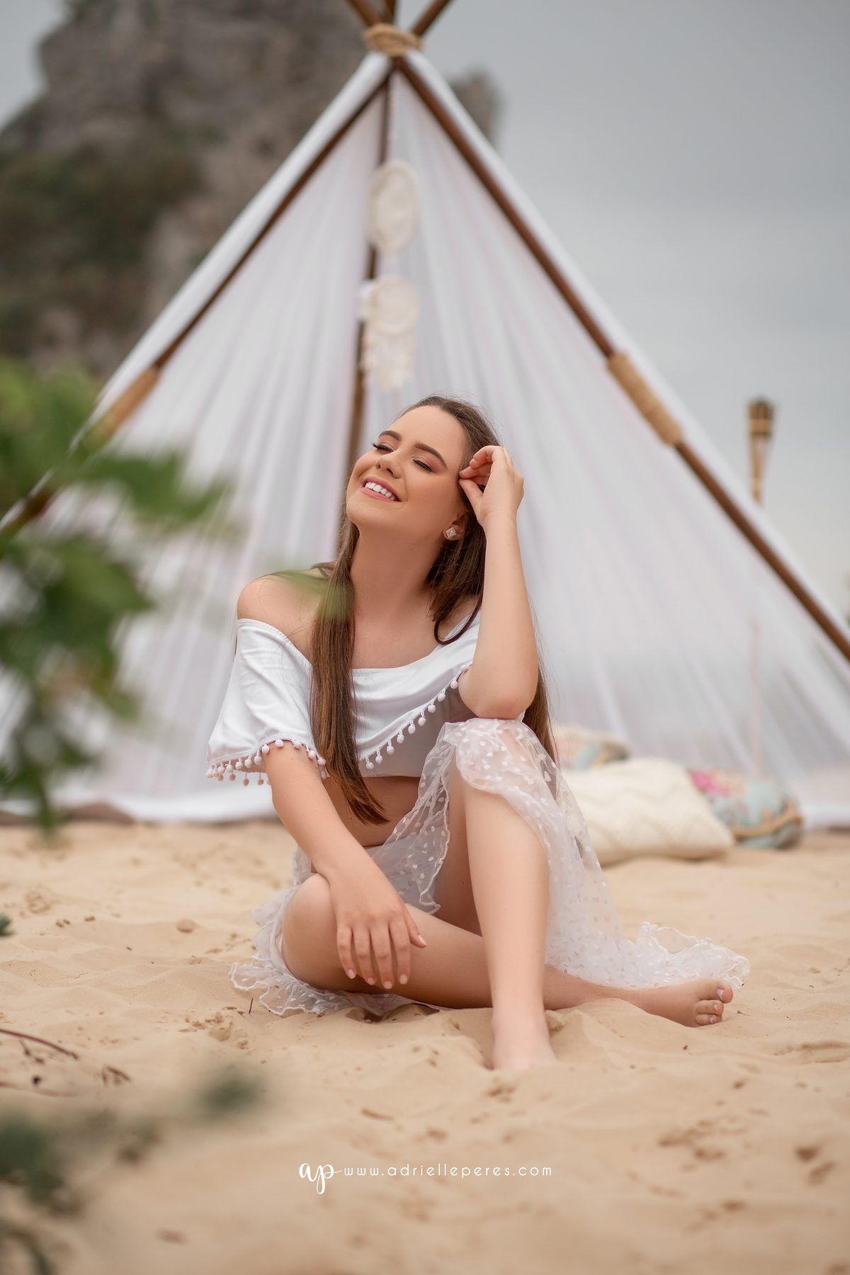 Fotografia de 15 anos, ideias criativas, inspirações, book dos quinze, tenda, maio, biquini branco. Praia de Torres/Rs. Araranguá/SC. Sombrio, Criciúma, Forquilhinhas, Três Cachoeiras, Terra de Areia, Porto Alegre, Fotos em Gramado, Canela, Serra Gaúcha