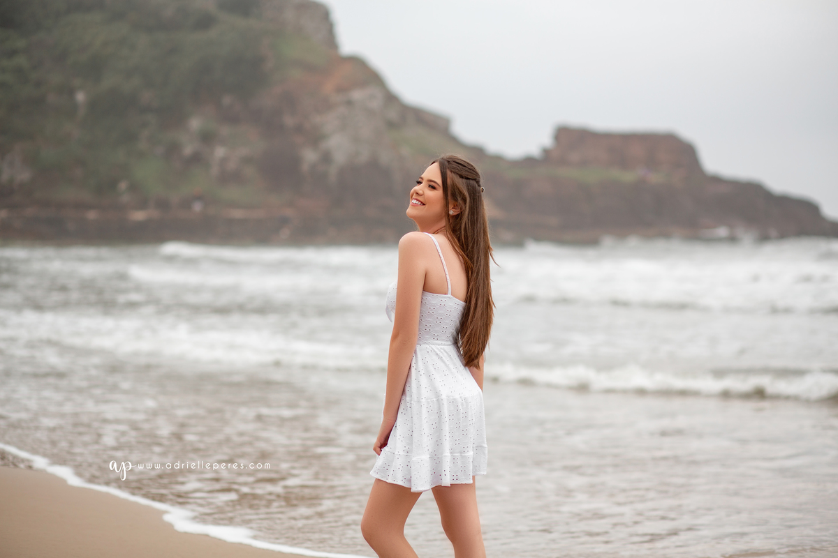 Fotografia de 15 anos, ideias criativas, inspirações, book dos quinze, mar, pedras, oceano. Praia da Guarita Torres/Rs. Araranguá/SC. Sombrio, Criciúma, Forquilhinhas, Três Cachoeiras, Terra de Areia, Porto Alegre, Fotos em Gramado, Canela, Serra Gaúcha
