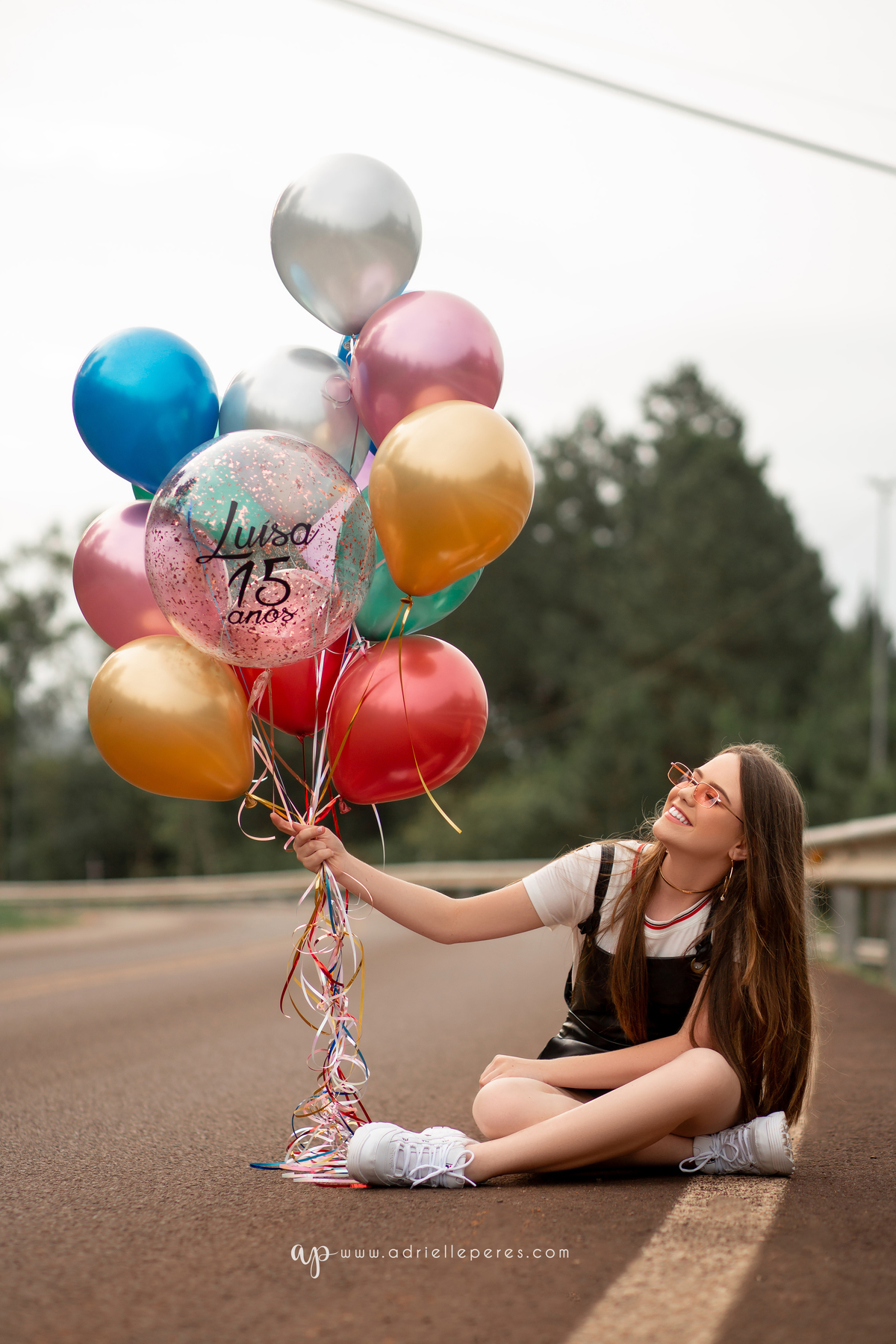 Fotografia de 15 anos, ideias criativas, inspirações, book dos quinze, balao colorido. Praia da Guarita Torres/Rs. Araranguá/SC. Sombrio, Criciúma, Forquilhinhas, Três Cachoeiras, Terra de Areia, Porto Alegre, Fotos em Gramado, Canela, Serra Gaúcha