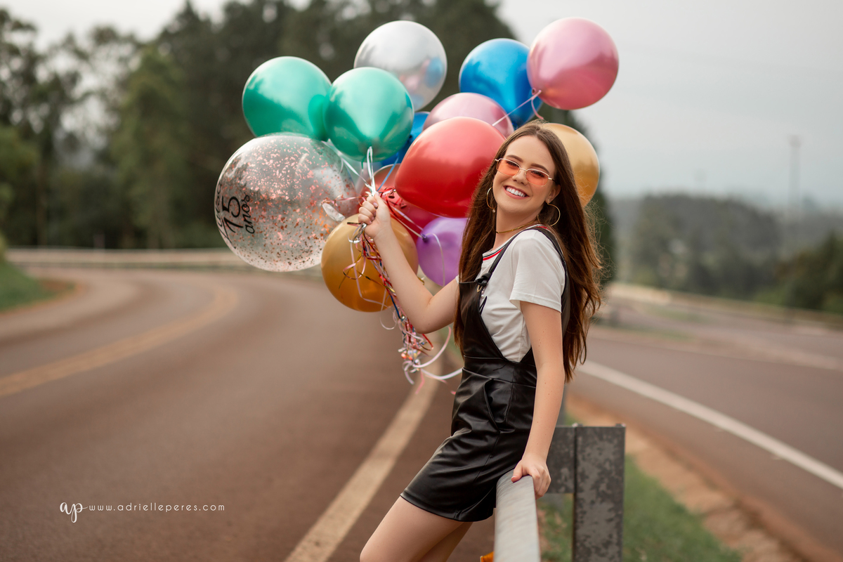 Fotografia de 15 anos, ideias criativas, inspirações, book dos quinze, balao colorido. Praia da Guarita Torres/Rs. Araranguá/SC. Sombrio, Criciúma, Forquilhinhas, Três Cachoeiras, Terra de Areia, Porto Alegre, Fotos em Gramado, Canela, Serra Gaúcha