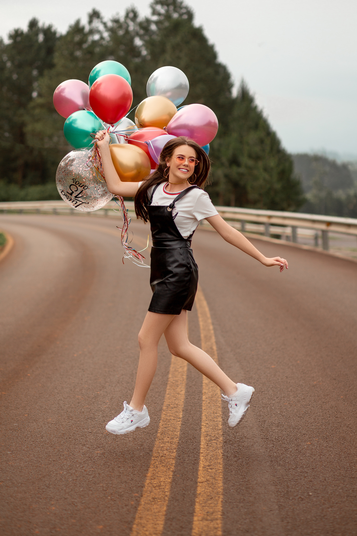 Fotografia de 15 anos, ideias criativas, inspirações, book dos quinze, balao colorido. Praia da Guarita Torres/Rs. Araranguá/SC. Sombrio, Criciúma, Forquilhinhas, Três Cachoeiras, Terra de Areia, Porto Alegre, Fotos em Gramado, Canela, Serra Gaúcha