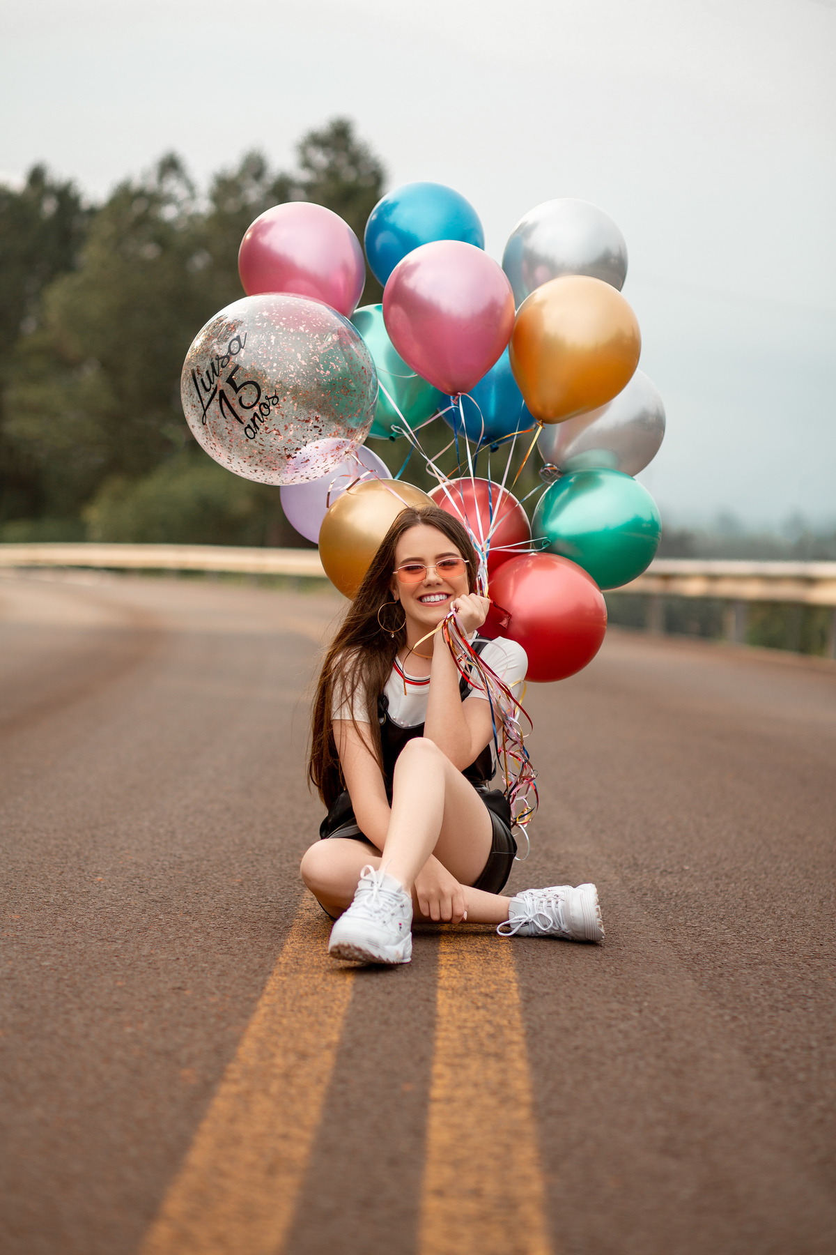 Fotografia de 15 anos, ideias criativas, inspirações, book dos quinze, balao colorido. Praia da Guarita Torres/Rs. Araranguá/SC. Sombrio, Criciúma, Forquilhinhas, Três Cachoeiras, Terra de Areia, Porto Alegre, Fotos em Gramado, Canela, Serra Gaúcha