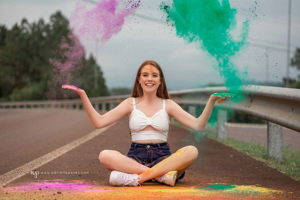 Fotografia de 15 anos, ideias criativas, inspirações, book dos quinze, fumaça, pó colorido. Praia da Guarita Torres/Rs. Araranguá/SC. Sombrio, Criciúma, Forquilhinhas, Três Cachoeiras, Terra de Areia, Porto Alegre, Fotos em Gramado, Canela, Serra Gaúcha