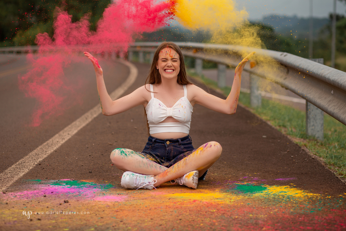 Fotografia de 15 anos, ideias criativas, inspirações, book dos quinze, fumaça, pó colorido. Praia da Guarita Torres/Rs. Araranguá/SC. Sombrio, Criciúma, Forquilhinhas, Três Cachoeiras, Terra de Areia, Porto Alegre, Fotos em Gramado, Canela, Serra Gaúcha