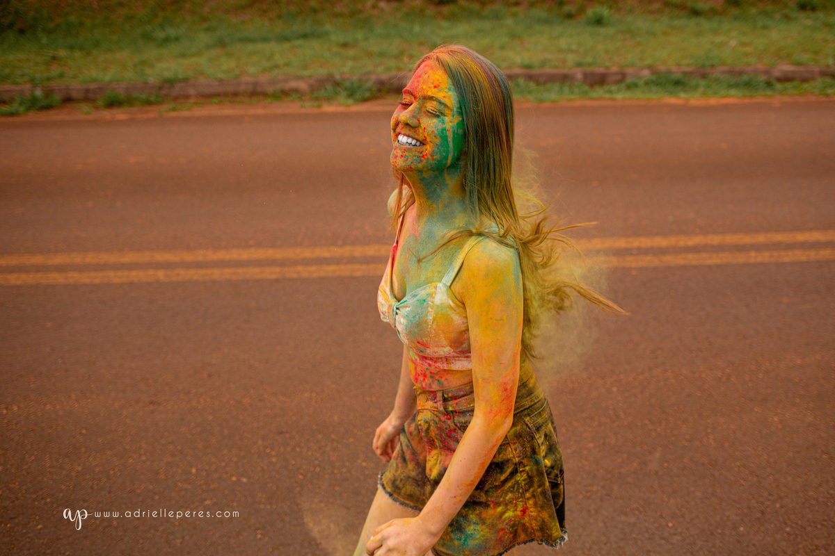 Fotografia de 15 anos, ideias criativas, inspirações, book dos quinze, fumaça, pó colorido. Praia da Guarita Torres/Rs. Araranguá/SC. Sombrio, Criciúma, Forquilhinhas, Três Cachoeiras, Terra de Areia, Porto Alegre, Fotos em Gramado, Canela, Serra Gaúcha