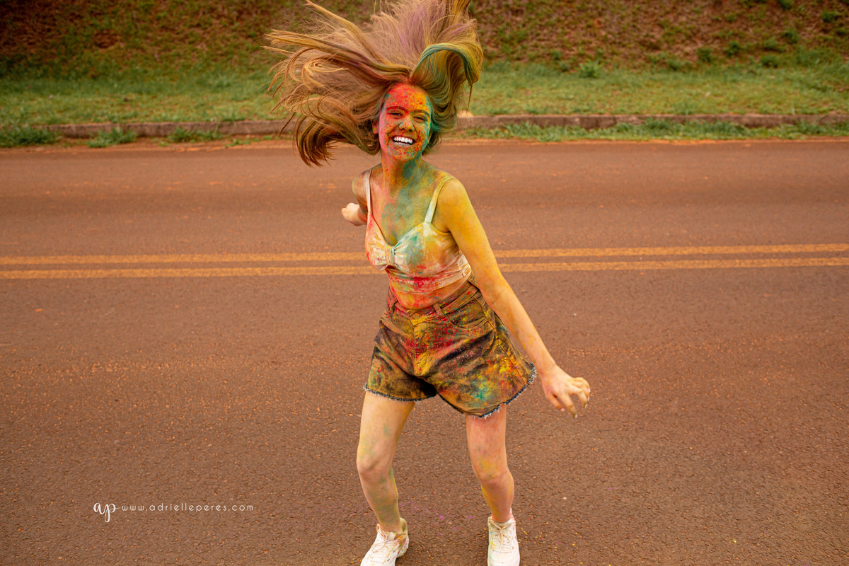 Fotografia de 15 anos, ideias criativas, inspirações, book dos quinze, fumaça, pó colorido. Praia da Guarita Torres/Rs. Araranguá/SC. Sombrio, Criciúma, Forquilhinhas, Três Cachoeiras, Terra de Areia, Porto Alegre, Fotos em Gramado, Canela, Serra Gaúcha