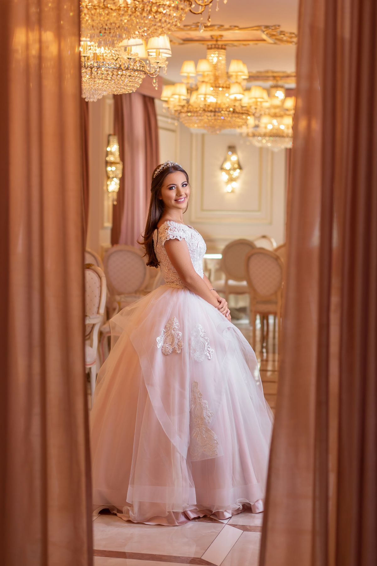 Fotografia de 15 anos, ideias criativas, inspirações, book dos quinze, Vestido, princesa. Hotel Colline de France em Gramado/RS Araranguá/SC. Sombrio, Criciúma, Três Cachoeiras, Terra de Areia, Porto Alegre, Fotos em Gramado, Canela, Serra Gaúcha