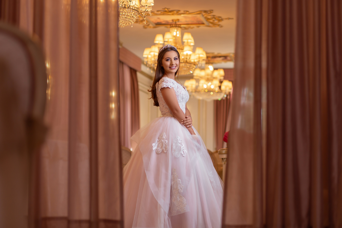 Fotografia de 15 anos, ideias criativas, inspirações, book dos quinze, Vestido, princesa. Hotel Colline de France em Gramado/RS Araranguá/SC. Sombrio, Criciúma, Três Cachoeiras, Terra de Areia, Porto Alegre, Fotos em Gramado, Canela, Serra Gaúcha