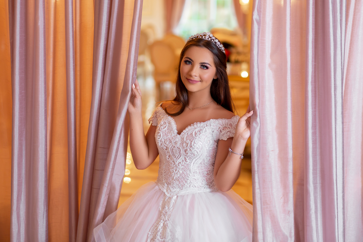 Fotografia de 15 anos, ideias criativas, inspirações, book dos quinze, Vestido, princesa. Hotel Colline de France em Gramado/RS Araranguá/SC. Sombrio, Criciúma, Três Cachoeiras, Terra de Areia, Porto Alegre, Fotos em Gramado, Canela, Serra Gaúcha