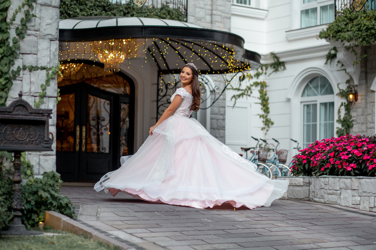 Fotografia de 15 anos, ideias criativas, inspirações, book dos quinze, Vestido, princesa. Hotel Colline de France em Gramado/RS Araranguá/SC. Sombrio, Criciúma, Três Cachoeiras, Terra de Areia, Porto Alegre, Fotos em Gramado, Canela, Serra Gaúcha