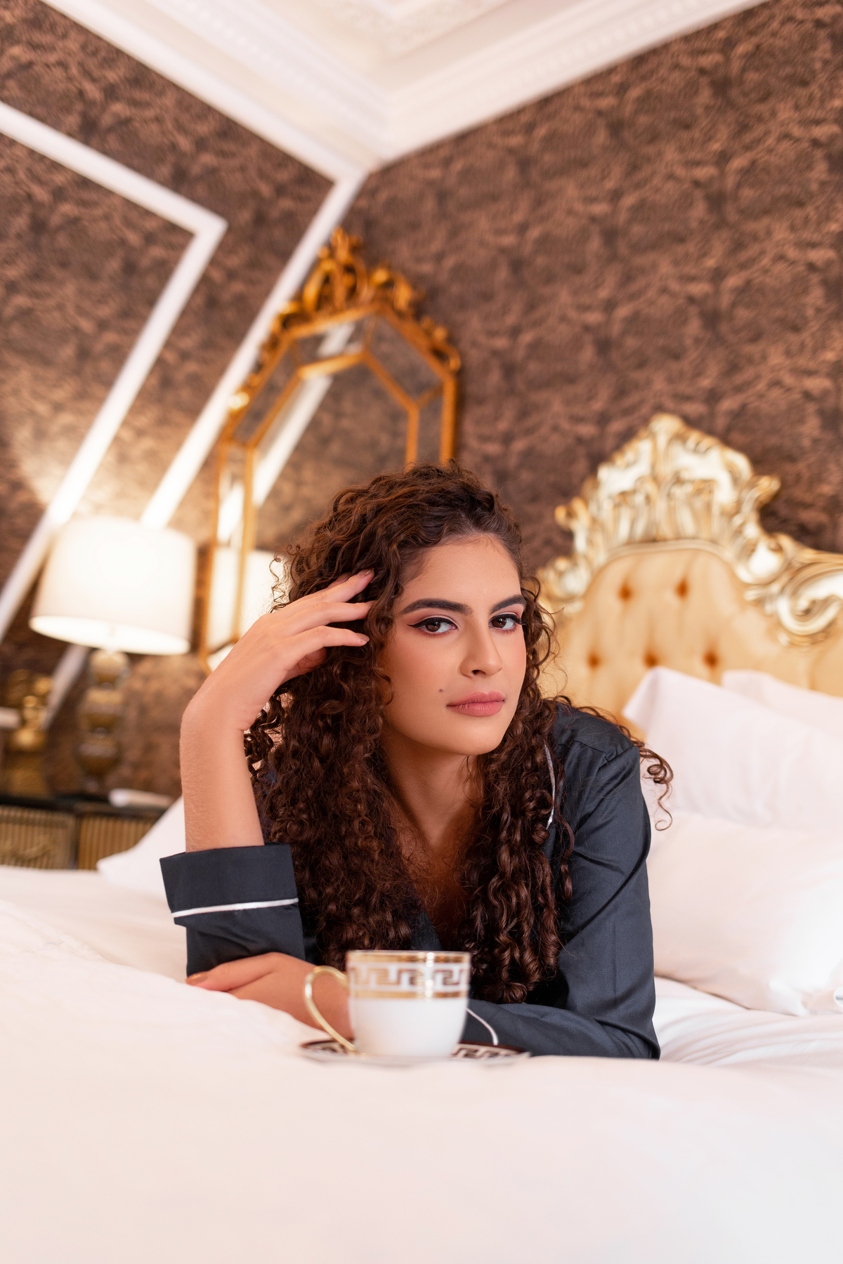 Book dos 15, Hotel Colline de France, Gramado, RS. Serra Gaúcha. Debutante, inspiração, ideias, vestido, make, cabelo cacheado, Selfie Gramado. Album, europa, Paris, França, inverno, cenário, banheira. Fotógrafa, fotografia, quinze anos, Gramado, Canela