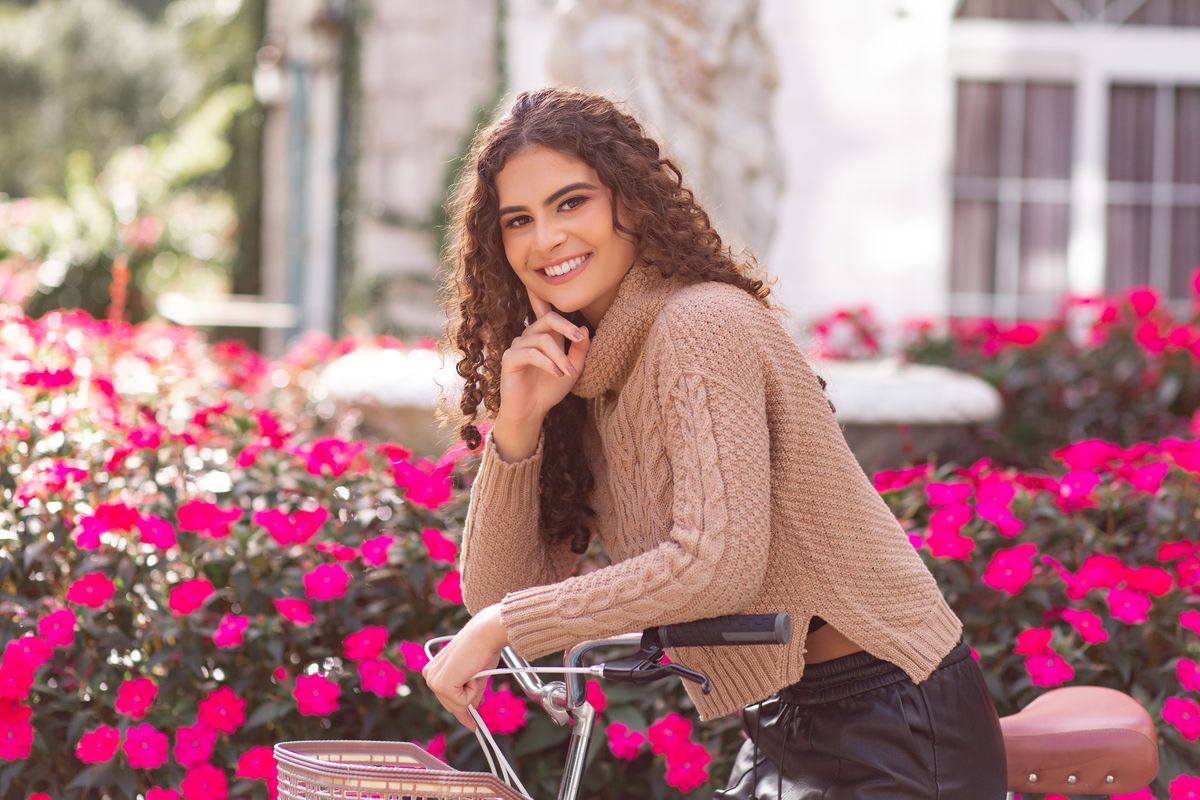 Book dos 15, Hotel Colline de France, Gramado, RS. Serra Gaúcha. Debutante, inspiração, ideias, vestido, make, cabelo cacheado, Selfie Gramado. Album, europa, Paris, França, inverno, cenário, banheira. Fotógrafa, fotografia, quinze anos, Gramado, Canela