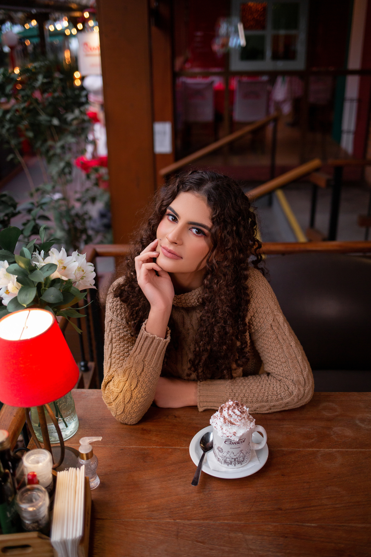 Book dos 15, Hotel Colline de France, Gramado, RS. Serra Gaúcha. Debutante, inspiração, ideias, vestido, make, cabelo cacheado, Selfie Gramado. Album, europa, Paris, França, inverno, cenário, banheira. Fotógrafa, fotografia, quinze anos, Gramado, Canela