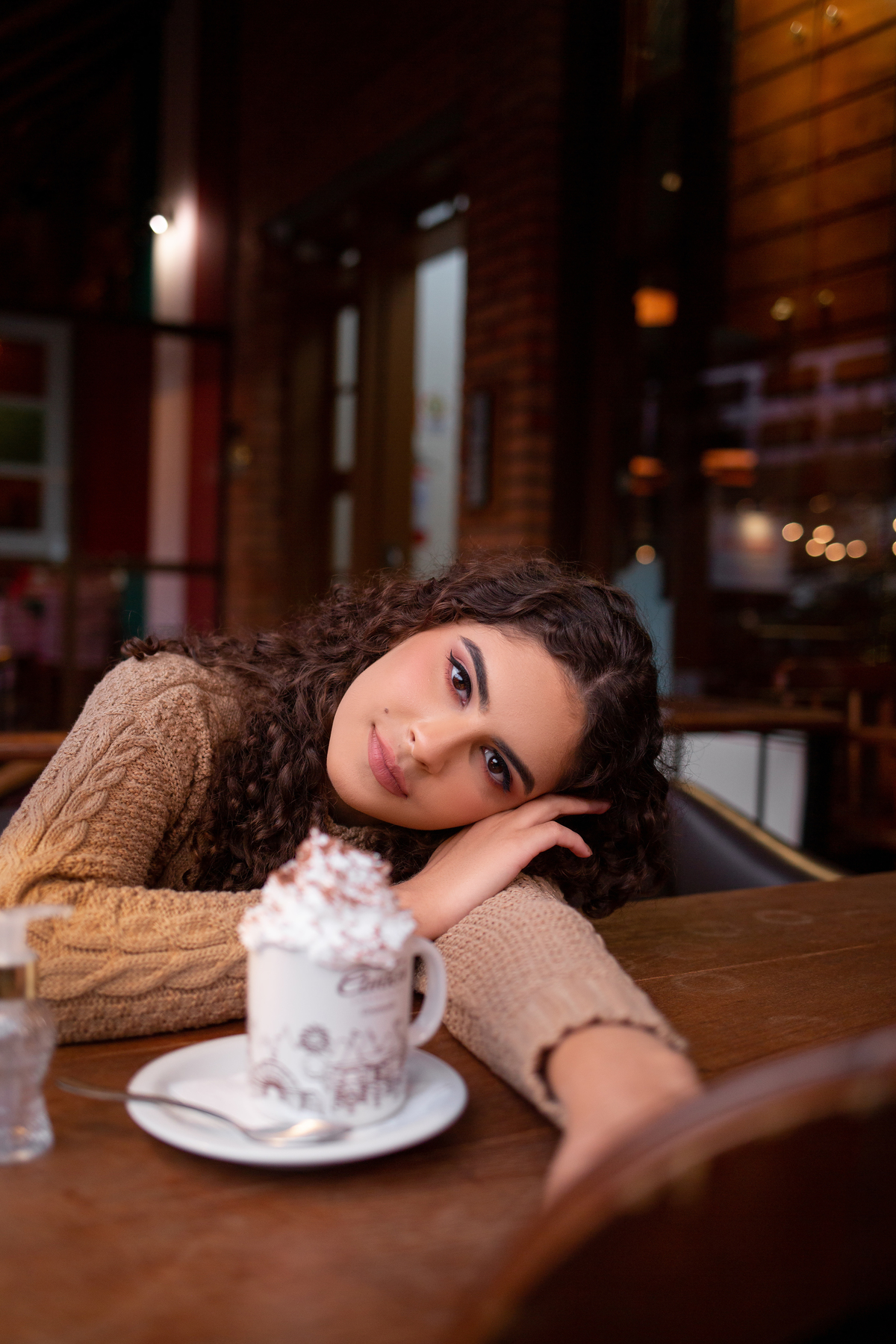 Book dos 15, Hotel Colline de France, Gramado, RS. Serra Gaúcha. Debutante, inspiração, ideias, vestido, make, cabelo cacheado, Selfie Gramado. Album, europa, Paris, França, inverno, cenário, banheira. Fotógrafa, fotografia, quinze anos, Gramado, Canela