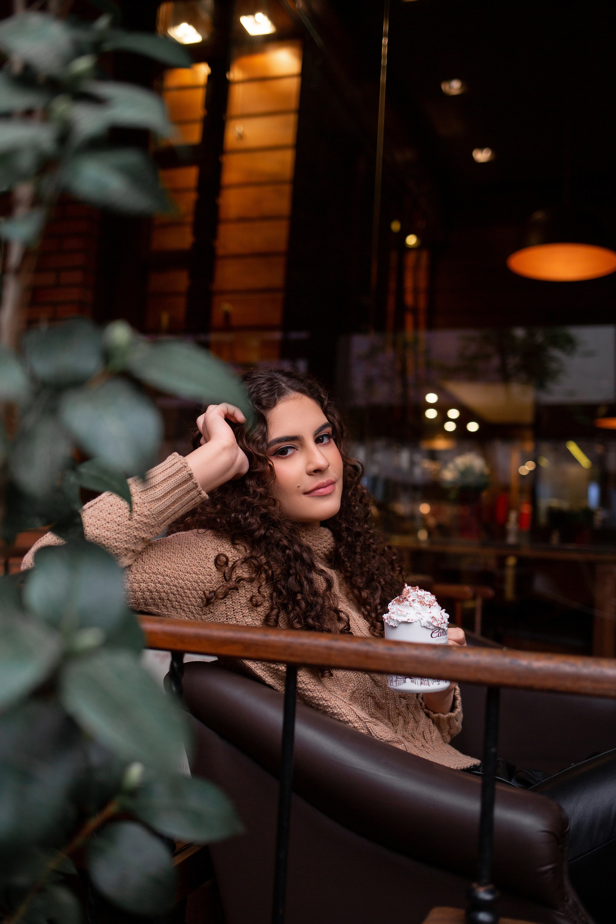Book dos 15, Hotel Colline de France, Gramado, RS. Serra Gaúcha. Debutante, inspiração, ideias, vestido, make, cabelo cacheado, Selfie Gramado. Album, europa, Paris, França, inverno, cenário, banheira. Fotógrafa, fotografia, quinze anos, Gramado, Canela