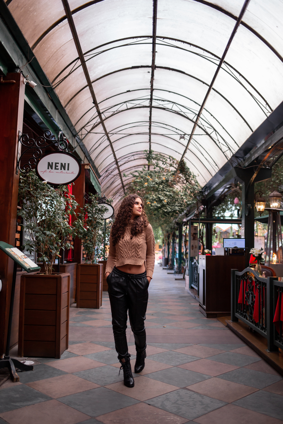 Book dos 15, Hotel Colline de France, Gramado, RS. Serra Gaúcha. Debutante, inspiração, ideias, vestido, make, cabelo cacheado, Selfie Gramado. Album, europa, Paris, França, inverno, cenário, banheira. Fotógrafa, fotografia, quinze anos, Gramado, Canela
