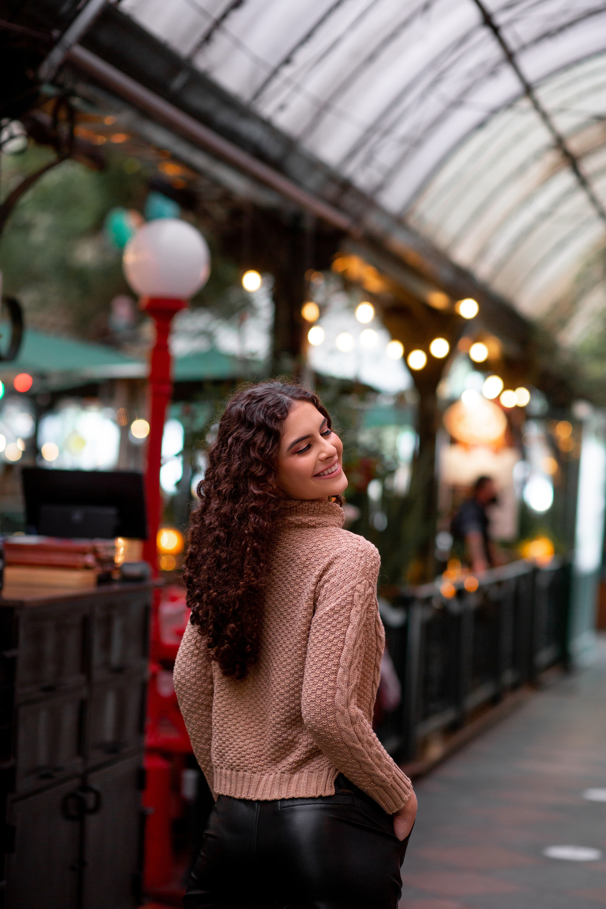 Book dos 15, Hotel Colline de France, Gramado, RS. Serra Gaúcha. Debutante, inspiração, ideias, vestido, make, cabelo cacheado, Selfie Gramado. Album, europa, Paris, França, inverno, cenário, banheira. Fotógrafa, fotografia, quinze anos, Gramado, Canela