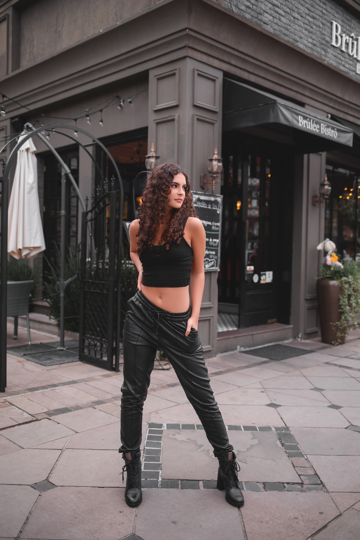 Book dos 15, Hotel Colline de France, Gramado, RS. Serra Gaúcha. Debutante, inspiração, ideias, vestido, make, cabelo cacheado, Selfie Gramado. Album, europa, Paris, França, inverno, cenário, banheira. Fotógrafa, fotografia, quinze anos, Gramado, Canela