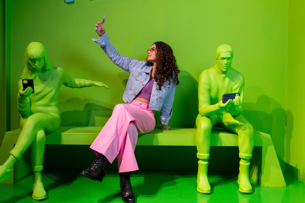 Book dos 15, Hotel Colline de France, Gramado, RS. Serra Gaúcha. Debutante, inspiração, ideias, vestido, make, cabelo cacheado, Selfie Gramado. Album, europa, Paris, França, inverno, cenário, banheira. Fotógrafa, fotografia, quinze anos, Gramado, Canela