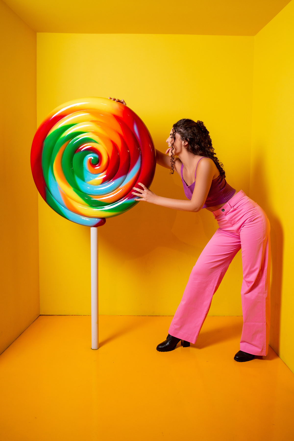 Book dos 15, Hotel Colline de France, Gramado, RS. Serra Gaúcha. Debutante, inspiração, ideias, vestido, make, cabelo cacheado, Selfie Gramado. Album, europa, Paris, França, inverno, cenário, banheira. Fotógrafa, fotografia, quinze anos, Gramado, Canela