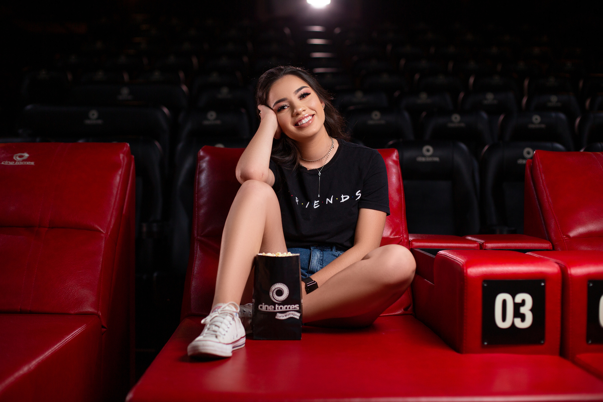 Book dos 15, Cinema, praia de Torres/RS Debutante, inspiração, ideias, vestido, make, cabelo cacheado, Selfie Gramado. Album, Ararangua, morro dos conventos, verão, praia. Fotógrafa, fotografia, quinze anos, Gramado, Canela